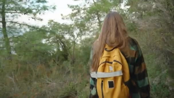 Podążając Młodą Kobietą Pomarańczowym Plecakiem Przez Gęste Drzewa Dół Góry — Wideo stockowe