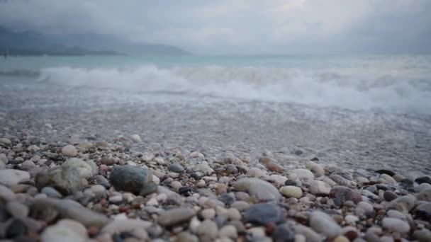 蓝花的阴云天气 海上风暴 卵石滩的波浪 慢动作 — 图库视频影像