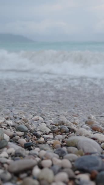 蓝花的阴云天气 海上风暴 卵石滩的波浪 慢动作 — 图库视频影像