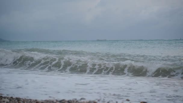 来自卵石滩 深蓝色的岩石和强烈的海浪冲击岩石的风暴海景 慢动作 — 图库视频影像