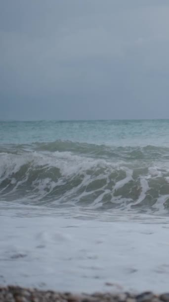 Stormy Sea View Pebble Beach Dark Blue Tones Strong Waves — Vídeo de stock