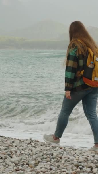 Una Mujer Con Una Mochila Camina Largo Orilla Del Mar — Vídeo de stock