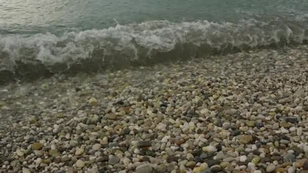 海浪冲击着岩石 使它们在每一个运动中变得更加平稳 慢动作 — 图库视频影像