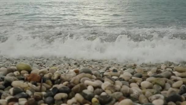 卵石海滩和海浪 逐渐抚平了石头 慢动作 — 图库视频影像