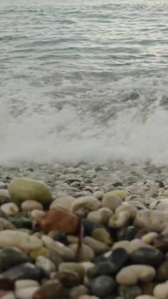 Гальковий Пляж Морські Хвилі Поступово Згладжують Камені Повільному Русі — стокове відео