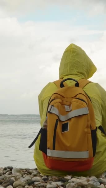 Nad Horami Mořem Zataženo Pláži Smutně Sedí Žena Žlutém Plášti — Stock video