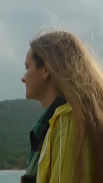 Портрет Радостной Молодой Женщины Улыбающейся Несмотря Бурную Ветреную Погоду Море — стоковое видео