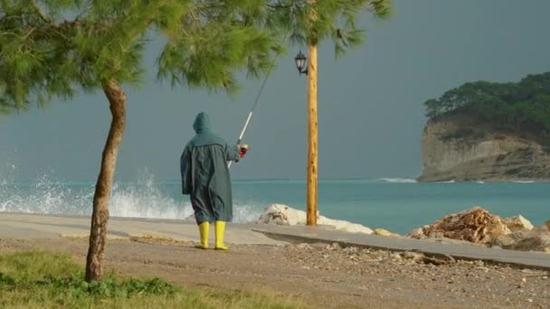Bir Balıkçı Fırtınada Deniz Kenarında Geziniyor Yağmurluk Sarı Botlar Giyiyor — Stok video