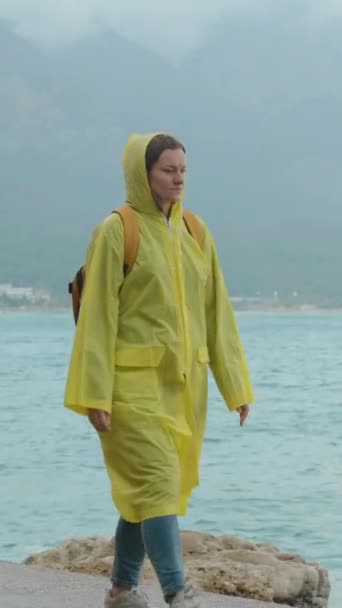 Une Jeune Femme Voyage Par Temps Pluvieux Portant Imperméable Jaune — Video