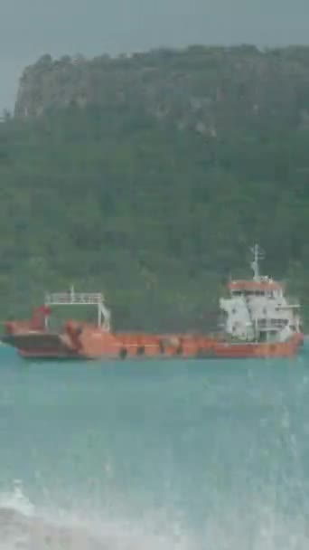 Ένα Φορτηγό Πλοίο Πέφτει Πάνω Στα Κύματα Του Κόλπου Κυματιστά — Αρχείο Βίντεο
