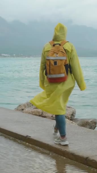 Wzdłuż Nadmorskiego Molo Burzliwą Pogodę Kobieta Żółtym Płaszczu Przeciwdeszczowym Kapturem — Wideo stockowe
