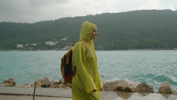 Decepcionado Por Clima Lluvioso Una Joven Con Impermeable Amarillo Camina — Vídeo de stock