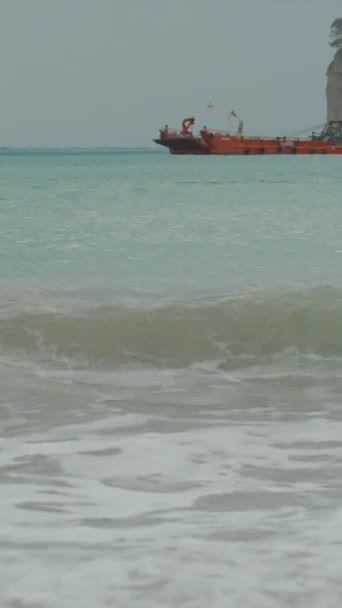 Ett Rött Lastfartyg Nära Hög Klippa Havet Storm Vid Havet — Stockvideo