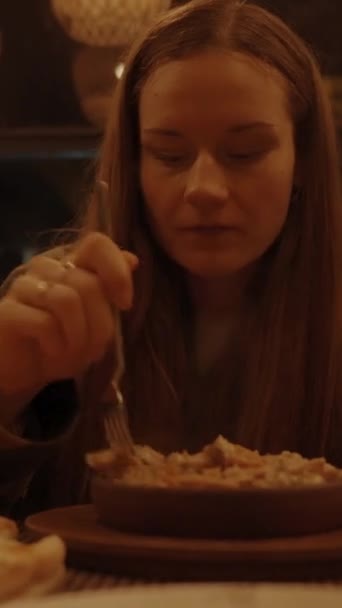 Femeie Tânără Într Restaurant Sub Strălucirea Caldă Numeroaselor Lămpi — Videoclip de stoc