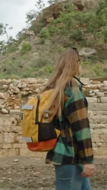 Videoclip Vertical Femeia Tânără Călătorește Prin Săpăturile Orașelor Antice Mergând — Videoclip de stoc