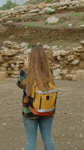 Vertical Video Journey Archaeological Excavations Woman Captures Her Smartphone Ruins — Stock Video