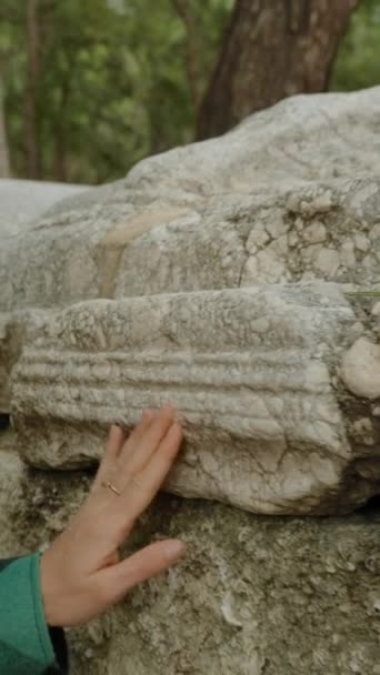 Pionowe Wideo Młoda Kobieta Plecakiem Dotykająca Starożytnej Kamiennej Pokrywy Przypominającej — Wideo stockowe