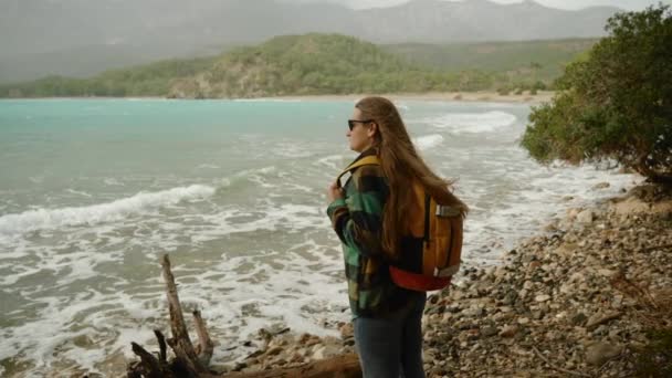 Samotna Turystka Plecakiem Widokiem Morze Turkusową Wodą Ciesząca Się Silnym — Wideo stockowe