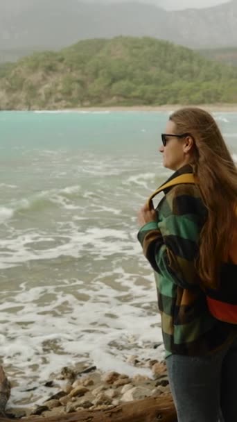 Κάθετο Βίντεο Μια Γυναίκα Τουρίστρια Σακίδιο Μόνη Της Θέα Θάλασσα — Αρχείο Βίντεο