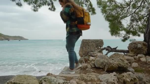 Wanita Muda Dengan Ransel Menjelajahi Reruntuhan Sebuah Kota Kuno Oleh — Stok Video