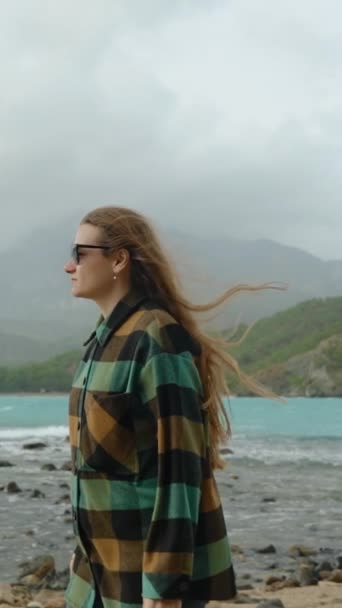 Pionowe Wideo Zainspirowana Szczęśliwa Młoda Kobieta Cieszy Się Życiem Morską — Wideo stockowe