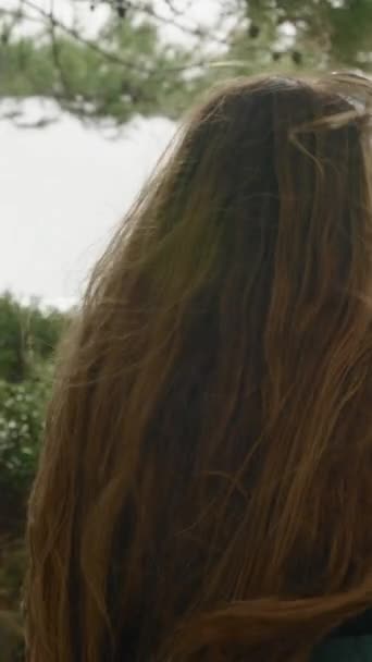 Vidéo Verticale Une Femme Solitaire Aux Cheveux Longs Est Réfugiée — Video