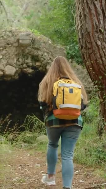 Video Verticale Una Donna Viaggia Attraverso Foresta Con Antiche Strutture — Video Stock