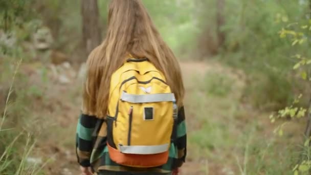 Eine Touristin Mit Einem Leuchtend Orangefarbenen Rucksack Geht Durch Den — Stockvideo