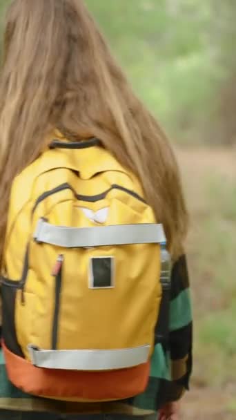 Pionowe Wideo Kobieta Turystka Jasnopomarańczowym Plecakiem Spaceruje Lesie Dotyka Wysokiej — Wideo stockowe