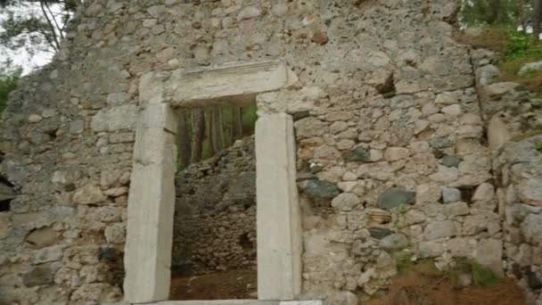 Zkoumání Kamenné Stavby Lese Starověké Řecké Doby Vstup Nitra Kamenných — Stock video