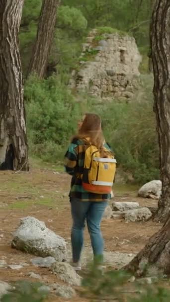 Vertikal Video Kvinnlig Turist Som Älskar Historia Utforskar Antika Ruinerna — Stockvideo