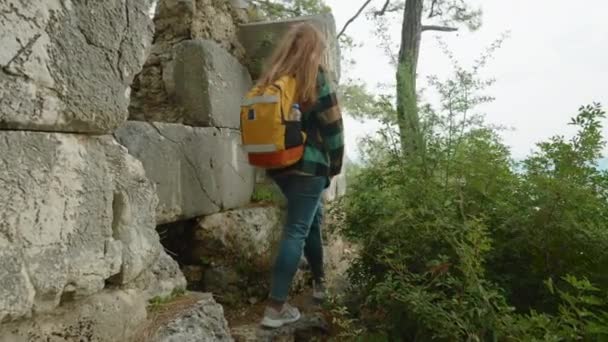 Reise Durch Die Ruinen Einer Antiken Stadt Ein Zerstörtes Haus — Stockvideo