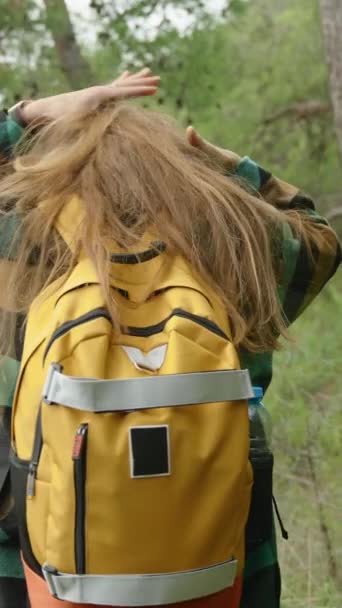 Pionowe Wideo Kobieta Długimi Włosami Turystka Wędruje Przez Las Pośród — Wideo stockowe