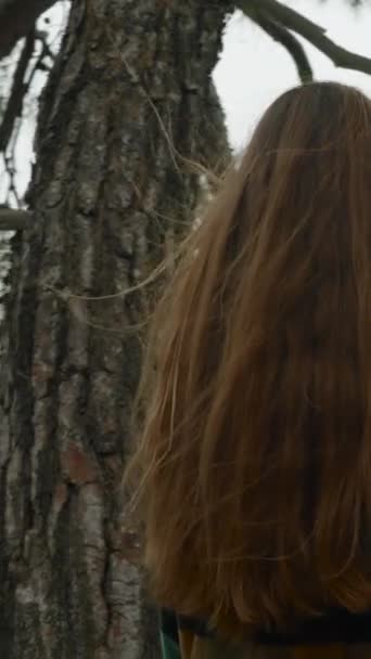 Vertical Video Woman Long Hair Delights Sea Views Standing Rock — Stock Video