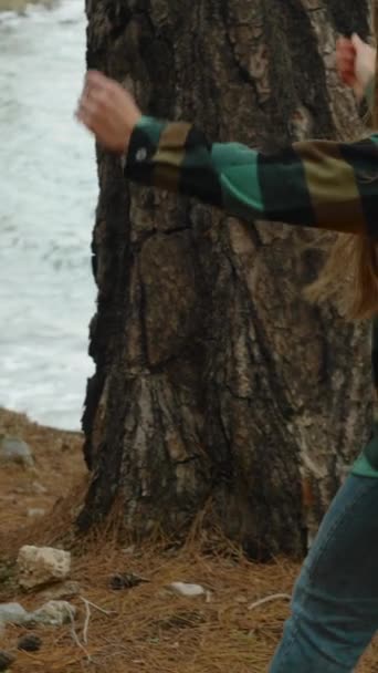 Κάθετο Βίντεο Μια Γυναίκα Περπατά Μέσα Από Δάσος Κατά Μήκος — Αρχείο Βίντεο