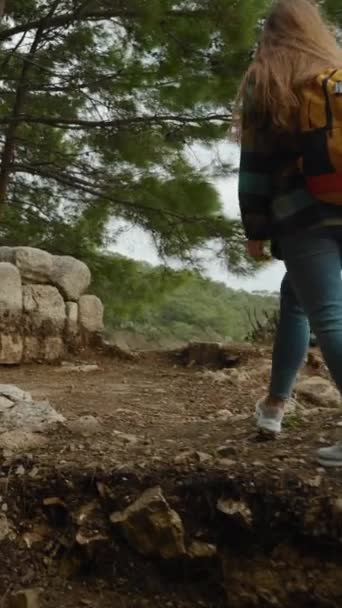 Pionowe Wideo Młoda Kobieta Przechadza Się Ruinach Starego Domu Wybrzeżu — Wideo stockowe