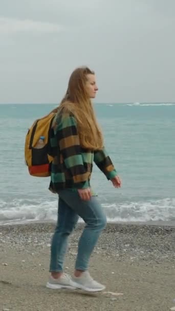 Κάθετο Βίντεο Μια Νεαρή Γυναίκα Ταξιδιώτης Ένα Μεγάλο Φωτεινό Σακίδιο — Αρχείο Βίντεο