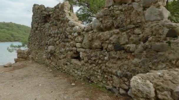Egy Romos Ház Kőfalai Egy Ókori Görög Városban Tenger Mellett — Stock videók