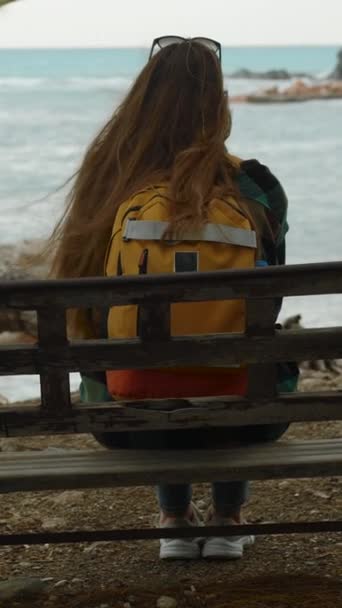 Pionowe Wideo Chłodna Pogoda Morzu Silny Wiatr Samotna Podróżniczka Plecakiem — Wideo stockowe
