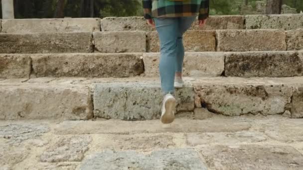 Kamera Śledzi Kobietę Badającą Wykopaliska Starożytnych Miast Wchodzi Schodach Idzie — Wideo stockowe