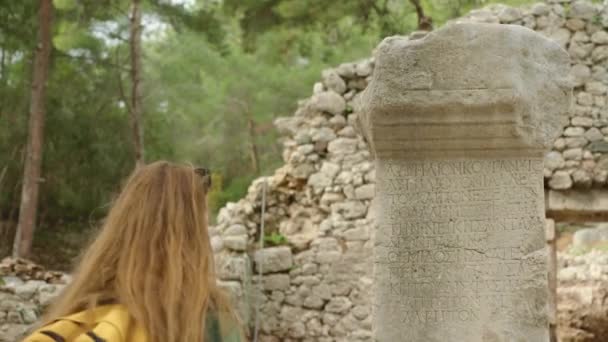 Una Giovane Viaggiatrice Tocca Antiche Colonne Con Simboli Greci Iscrizioni — Video Stock