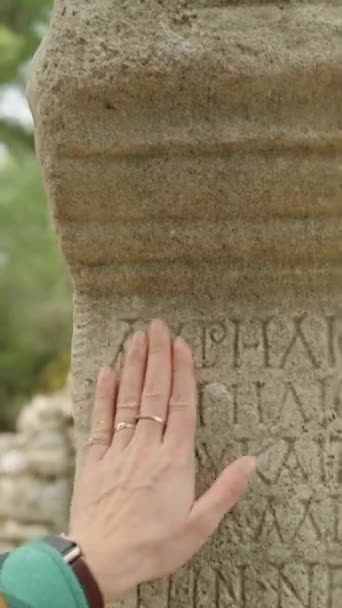 Vídeo Vertical Una Joven Turista Toca Antiguas Columnas Piedra Con — Vídeos de Stock