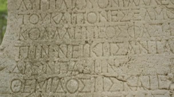 Каменная Колонна Высеченными Ней Древнегреческими Надписями Археологические Раскопки Крупный План — стоковое видео