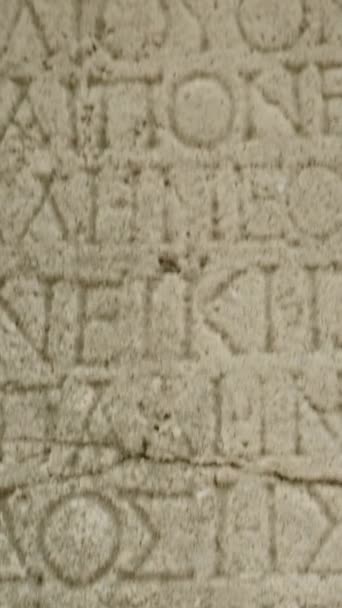 Verticale Video Stenen Kolom Met Oude Griekse Inscripties Erin Gekerfd — Stockvideo