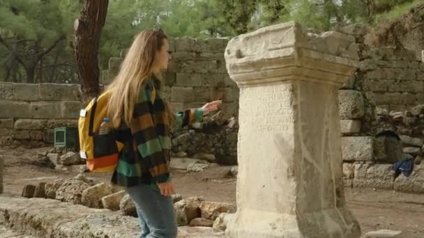Sırt Çantalı Bir Kadın Turist Antik Yunan Taş Sütununu Üzerinde — Stok video