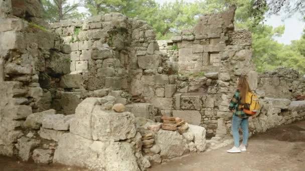 Zničené Domy Kamenné Zdi Starobylého Města Phaselis Lese Prohlíží Cestovatelka — Stock video