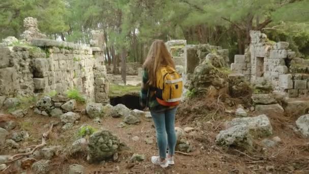 Τείχη Ερειπωμένων Αρχαίων Ελληνικών Σπιτιών Ένας Νεαρός Τουρίστας Εξετάζει Μια — Αρχείο Βίντεο