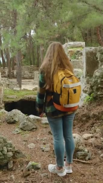 Vidéo Verticale Murs Maisons Grecques Anciennes Ruine Jeune Touriste Examine — Video