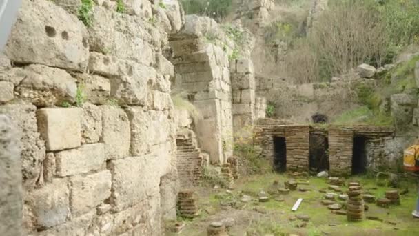 Egy Hátizsákos Női Utazó Sétál Ókori Görög Házak Romjai Között — Stock videók