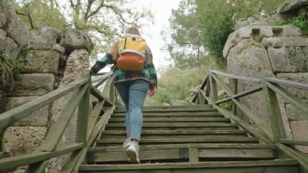 Kamera Podąża Kobietą Plecakiem Podróży Lub Przygodzie Wspinając Się Schodach — Wideo stockowe